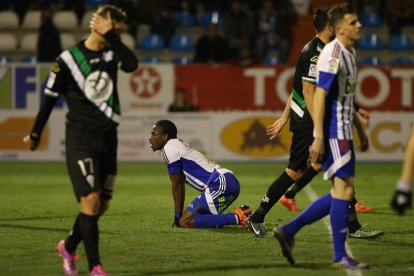 El jugador de la Ponferradina Jebor se queda tendido de rodillas en el césped de El Toralín tras consumarse la derrota. L. DE LA MATA