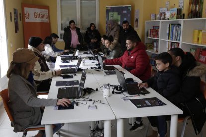 Inauguración ayer del aula digital del Hogar de la Esperanza. FERNANDO OTERO