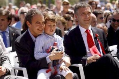 Zapatero se fotografía con un niño en presencia del primer ministro de Noruega, Jens Stoltenberg