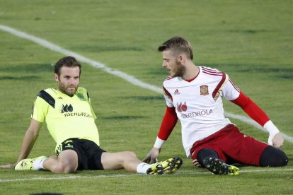 Juan Mata y David De Gea conversan durante el entrenamiento de ayer