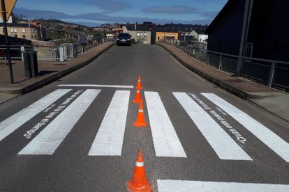 Uno de los pasos para peatones rotulados. DL