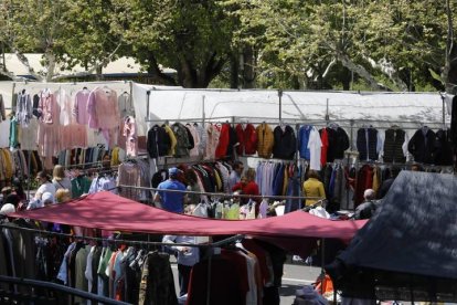 Rastro dominical en el paseo de Papalaguinda en León.