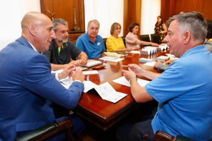 El alcalde de León, José Antonio Diez, y las concejalas de Promoción Económica y de Acción y Promoción Cultural, Susana Travesí y Evelia Fernández, reciben la visita de la Junta Directiva de la Asociación de Municipios del Camino de Santiago