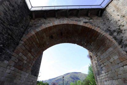 Sobre estas líneas, fotos actuales del viaducto y también estampas antiguas convertidas en postales y recuerdos de la vida de principios del siglo XX. ANA F. BARREDO /DL