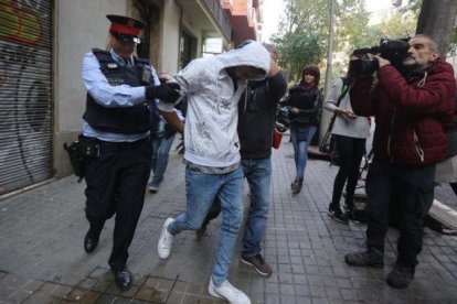 Uno de los detenidos en la operación policial contra los narcopisos en el Eixample, en la calle de Villarroel, 11.