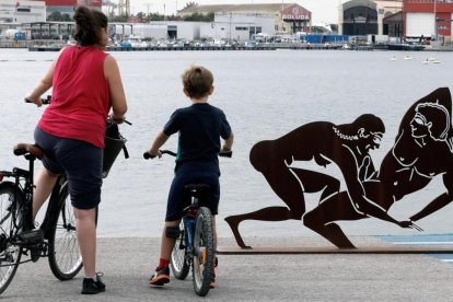 Una madre y su hijo contemplan la escultura en València.