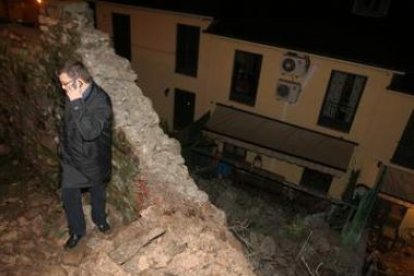 Las piedras se llevaron por delante el pequeño jardín de los dos chalés adosados.