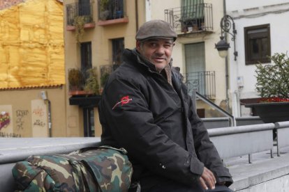 Un hombre comiendo en Puerta Obispo.