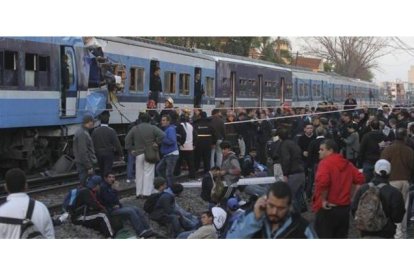 Bomberos y personal de rescate auxilian a las víctimas del accidente ferroviario, este jueves.