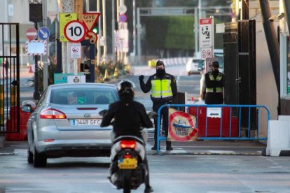 Control en el paso fronterizo en Gibraltar, una valla que va a desaparecer. A.CARRASCO RAGEL