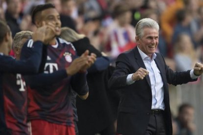 Jupp Heynckes celebra el segundo de los cinco goles del Bayern.