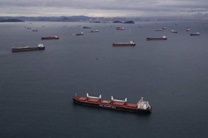 Barcos esperando que haya agua en las exclusas para atravesar el canal de Panamá, BIENVENIDO VELASCO