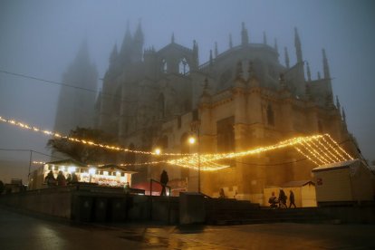 La niebla asoma entre las luces navideñas en León. PEIO GARCÍA