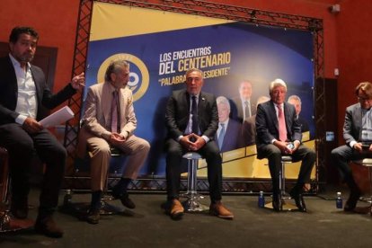 Mouriño, Silvano, Cerezo y Catalán, junto al moderador, Marcos Díez, en el coloquio celebrado en el castillo de los Templarios. ANA F. BARREDO