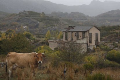 Una vista de Nueva Julia con el lavadero de carbón de Piedrafita de Babia, en ruinas, en primer término. JESÚS F. SALVADORES