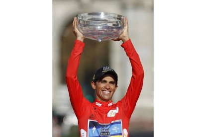 Contador levanta el trofeo de la Vuelta España.