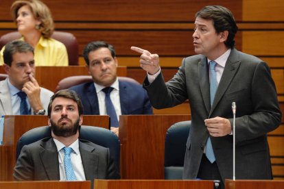 Mañueco interviene en la sesión plenaria celebrada ayer en las Cortes de CyL. NACHO GALLEGO