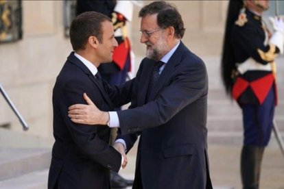 Emmanuel Macron recibe a Mariano Rajoy en el Palacio del Elíseo, el viernes 16 de junio.