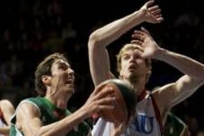 El alero de Unicaja Jiri Welsch, izquierda, intenta irse de Tiago Splitter