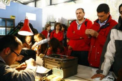 Una exhibición de montaje de anzuelos en la feria celebrada el año pasado.