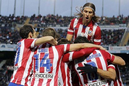 Los jugadores del Atlético celebran uno de los goles contra el Elche.