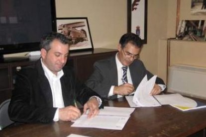 Juan Díez y Nicanor Sen en la firma del convenio de cesión de instalaciones de Feve.