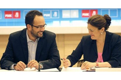 Antonio Hernando, junto a la portavoz del PSOE en el Congreso, Soraya Rodríguez, en la sede del partido, en agosto del 2012.