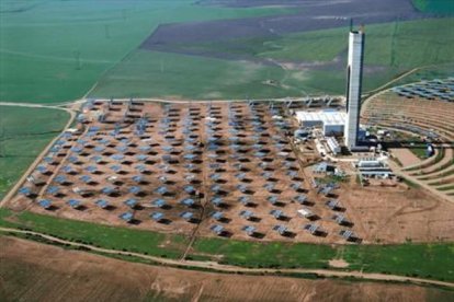 Vista aérea de la planta termosolar de Abengoa en Sanlucar la Mayor, Sevilla.