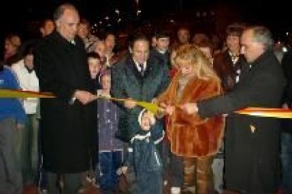 Isabel Carrasco, junto a las autoridades locales en el momento de la inuaguración