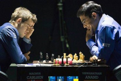 El noruego Magnus Carlsen (izquierda) y el indio Vishwanathan Anand, durante la 11ª partida por el título mundial de ajedrez, en Sochi.