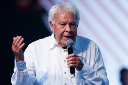 Felipe González. durante su intervención de este lunes en el evento "México Siglo XXI 'Lo haces tú'", en el Auditorio Nacional en la Ciudad de México (México). EFE/ ISAAC ESQUIVEL.