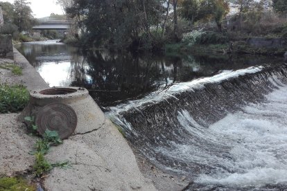 Vista del Rio Cua a su paso por Vega de Espinareda. DL