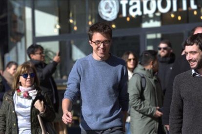 Íñigo Errejón y Pablo Bustinduy a la salida de la sede de Podemos en Madrid.