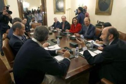 Alfredo Pérez Rubalcaba durante la reunión con los representantes de las operadoras.