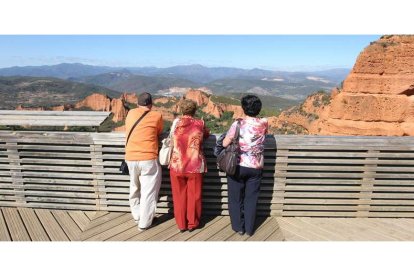 Imagen de archivo de Las Médulas, declaradas por la Unesco Patrimonio de la Humanidad, desde el mirador de Orellán. ANA F. BARREDO