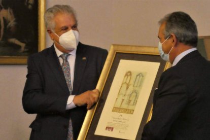 Rivera recibiendo el título de socio de honor de Sofcaple. PACO FERGAR