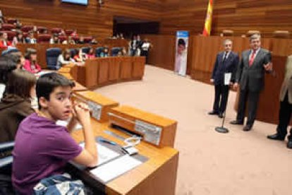 Emilio Guitérrez y José Manuel Fernández Santiago, en un momento del Pleno de los niños.