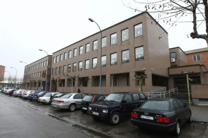 La fachada del colegio La Inmaculada en Ponferrada.