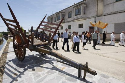 La procesión del Corpus marca uno de los momentos centrales de las fiestas en la localidad leonesa de Riego de la Vega. JESÚS F. SALVADORES