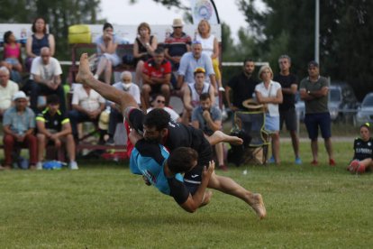 Guillermo González y Carlos Fernández, durante su combate de ayer en el corro celebrado en Villaquilambre. FERNANDO OTERO