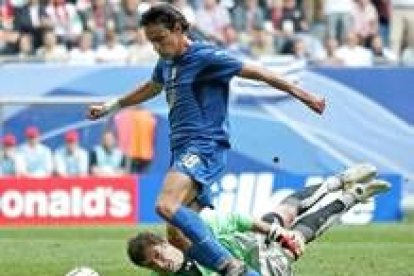 El delantero transalpino Inzaghi se marcha del meta Cesch para anotar el segundo tanto para Italia