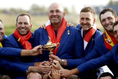 Sergio, segundo por la izquierda, y Rahm, segundo por la derecha, con  el trofeo de la Ryder. LUIS TEJIDO