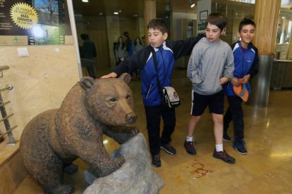 Varios niños en el centro del oso