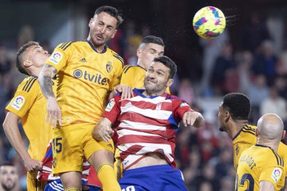 Adri Castellano se esfuerza para sacar el balón de cabeza ante el Granada CF. T. JUÁREZ