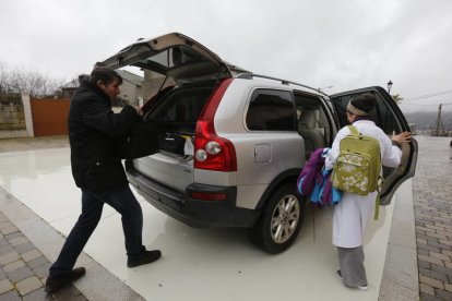 Imagen del viaje que realiza un médico y una enfermera de Atención Primaria en la zona de Puebla de Lillo. JESÚS F. SALVADORES