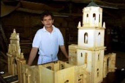 Valentín Mon Aláez, con la maqueta que representa al monasterio de San Benito