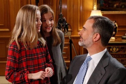 Felipe VI conversa con sus hijas, la princesa Leonor y la infanta Sofía, mientras espera a una grabación. CASA REAL ESPAÑOLA