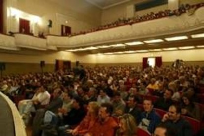 Arriba, Abellán y su equipo. Abajo, el teatro totalmente abarrotado