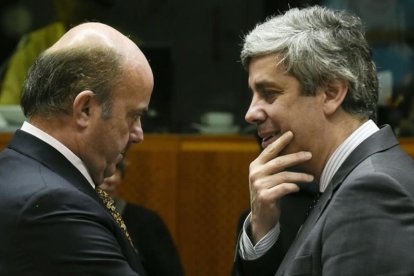 El ministro de Economía español, Luis de Guindos (izquierda) , con el portugués Mario Centeno.