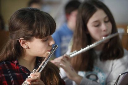 iMAGEN DE DOS ALUMNAS DE LA ESCUELA MUNICIPAL DE MÚSICA